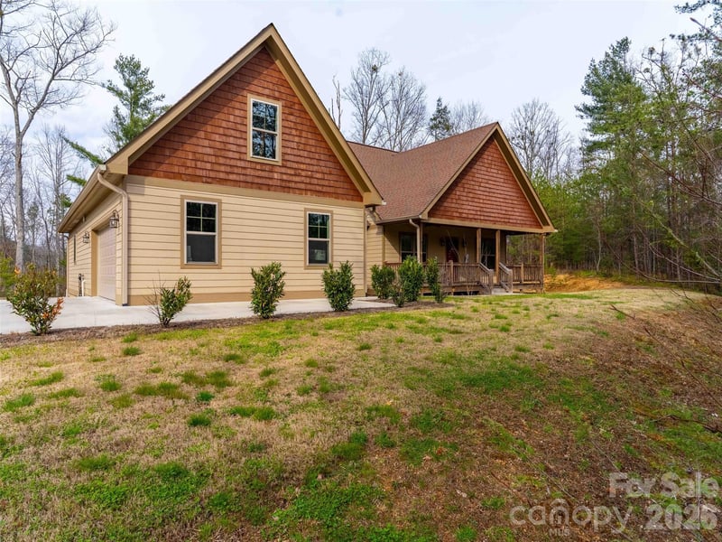 334 Summer Orchard Dr, Hendersonville, NC 28792
