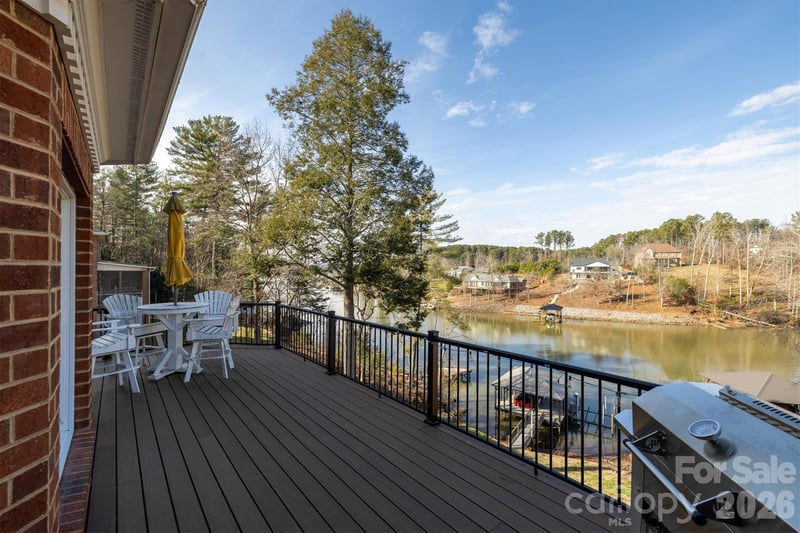 46 Mariners Point Ln, Hickory, NC 28601