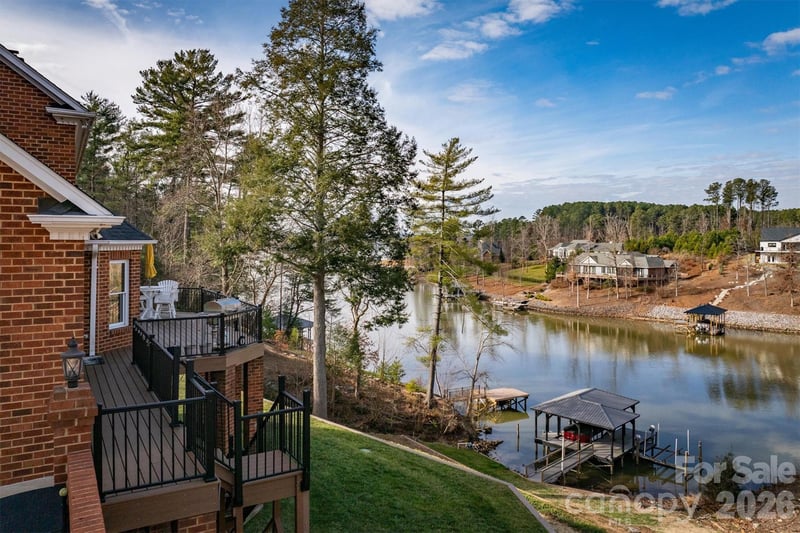 46 Mariners Point Ln, Hickory, NC 28601