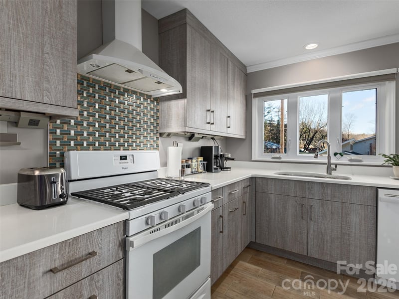 321 Britton Creek Dr, Hendersonville, NC 28791