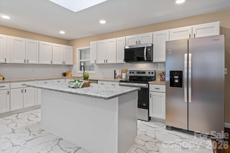 1090 Shalimar Dr, Winston Salem, NC 27107