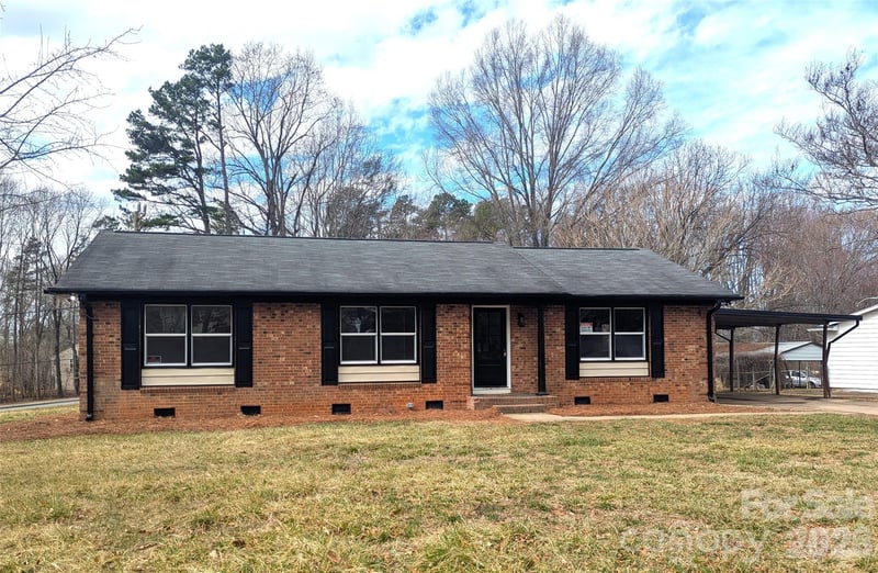 1090 Shalimar Dr, Winston Salem, NC 27107