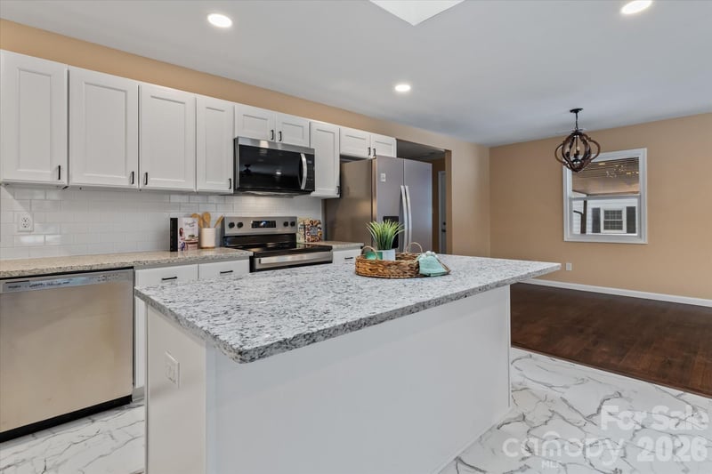 1090 Shalimar Dr, Winston Salem, NC 27107