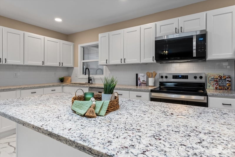 1090 Shalimar Dr, Winston Salem, NC 27107