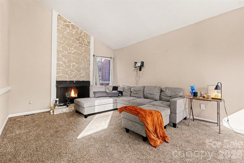 6102 Honeysuckle Ln, Charlotte, NC 28212