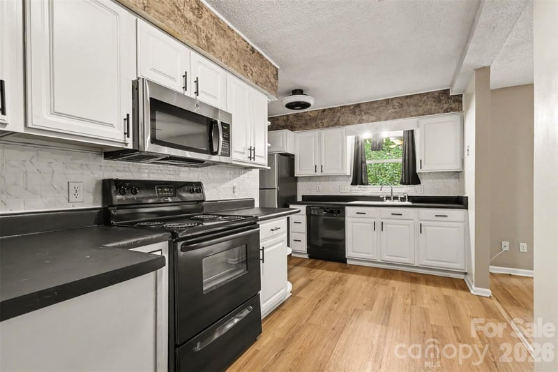 6102 Honeysuckle Ln, Charlotte, NC 28212