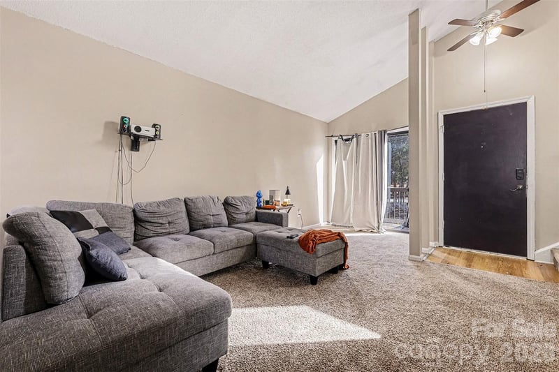 6102 Honeysuckle Ln, Charlotte, NC 28212