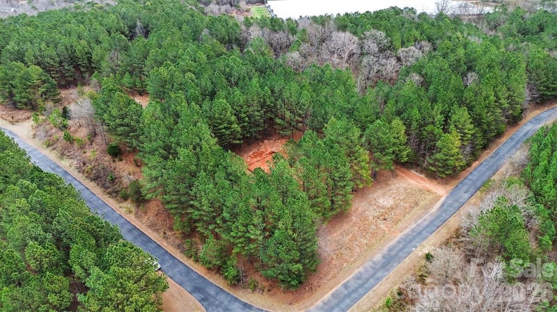 140 Riverview Dr, Mooresboro, NC 28114