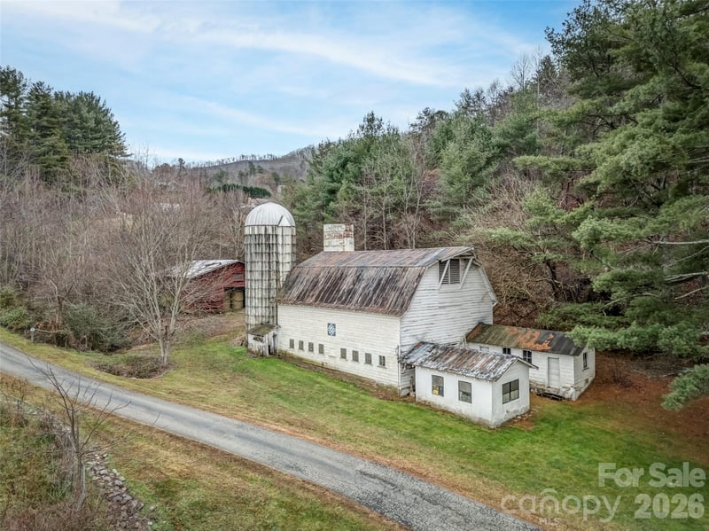 896 Newfound Rd, Leicester, NC 28748