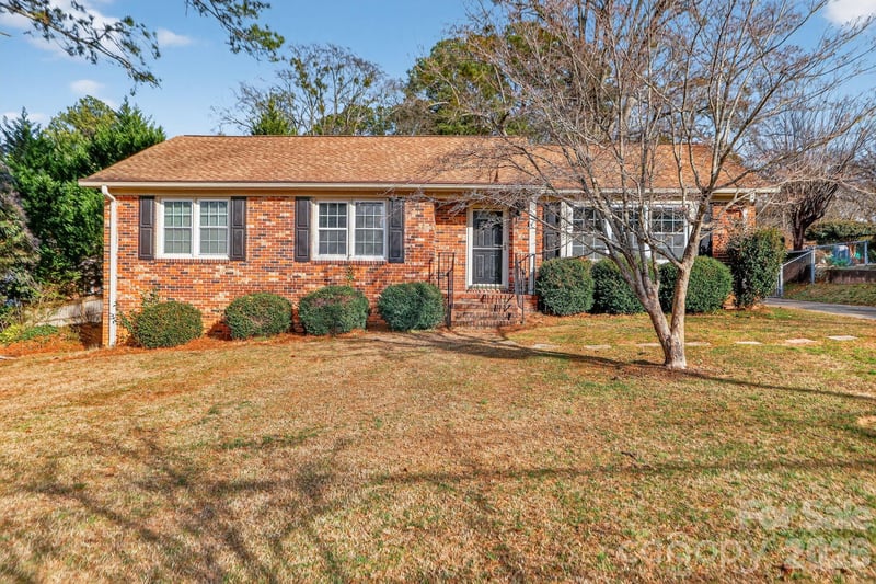 212 Pine Lake Dr, Spartanburg, SC 29301