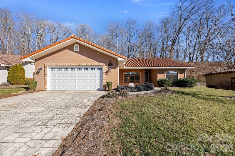 26 Ocaso Dr, Asheville, NC 28806