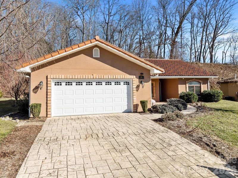 26 Ocaso Dr, Asheville, NC 28806