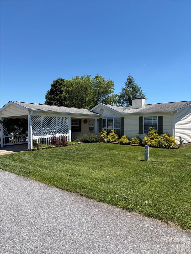 261 White Ash Cir, Hendersonville, NC 28739
