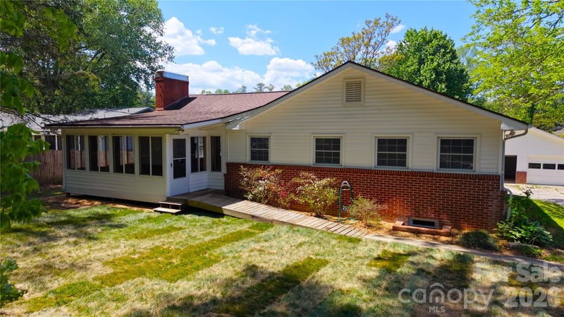 1627 Greenville Hw, Hendersonville, NC 28792