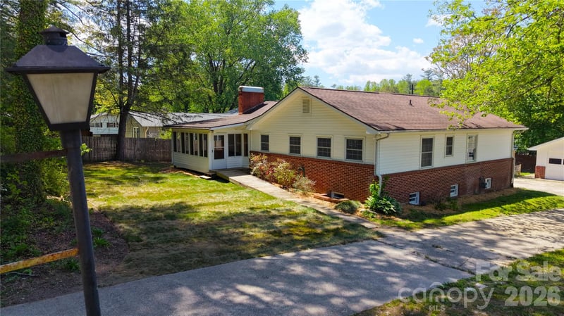 1627 Greenville Hw, Hendersonville, NC 28792