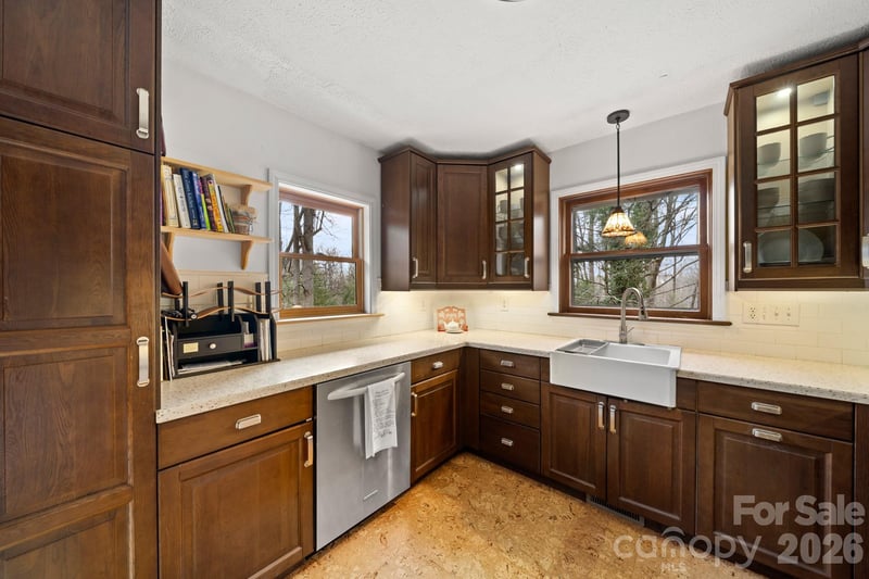 45 Crescent Dr, Hendersonville, NC 28739