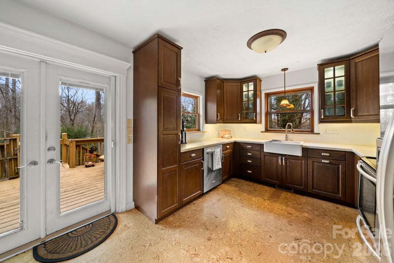 45 Crescent Dr, Hendersonville, NC 28739