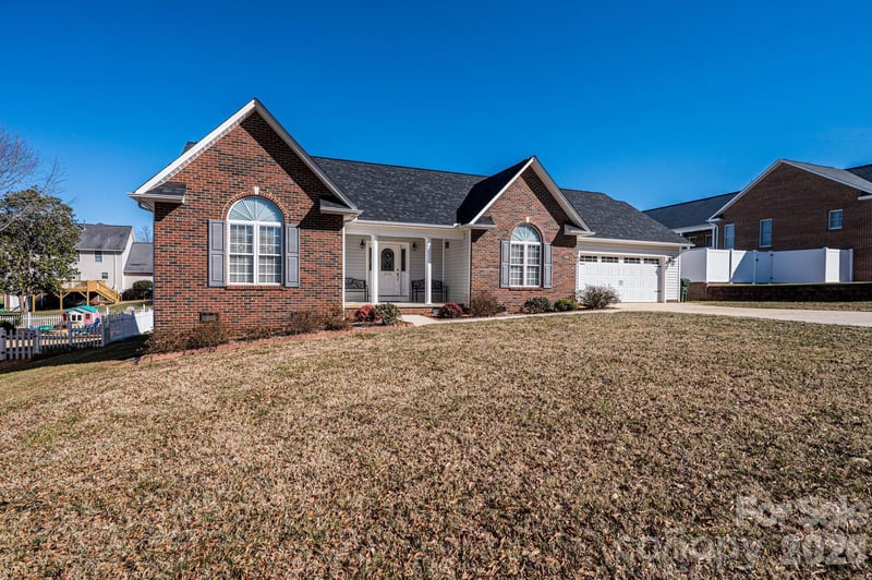 2576 Rolling Ridge Dr, Hickory, NC 28602