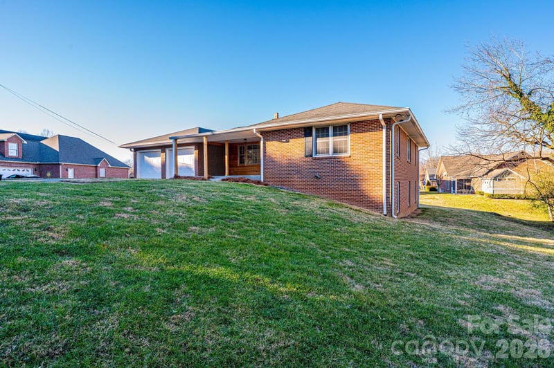 620 Diamondhead Dr, Lenoir, NC 28645
