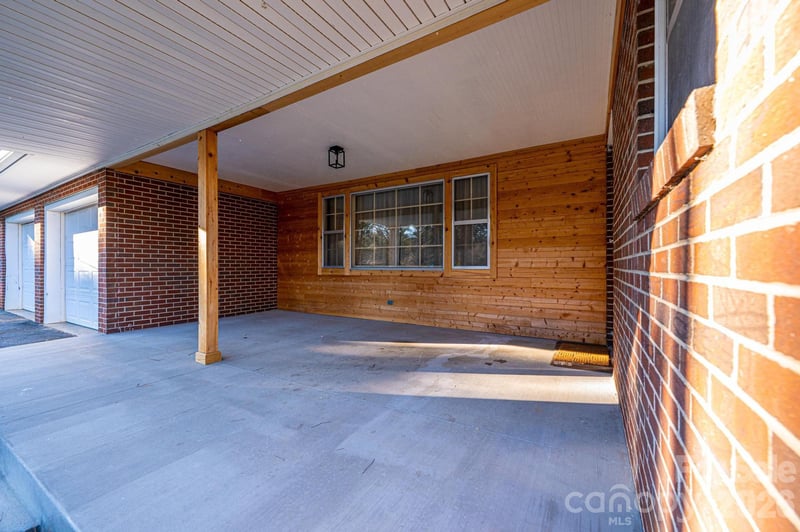 620 Diamondhead Dr, Lenoir, NC 28645