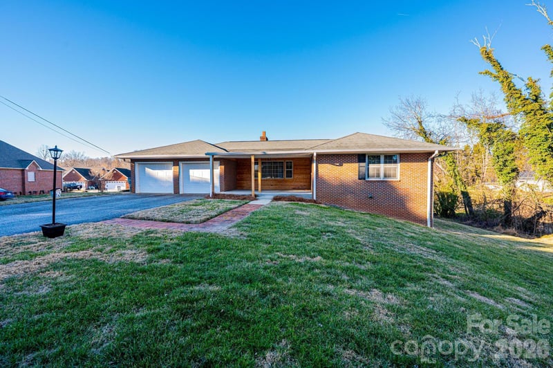 620 Diamondhead Dr, Lenoir, NC 28645