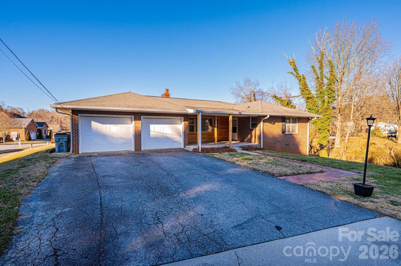 620 Diamondhead Dr, Lenoir, NC 28645