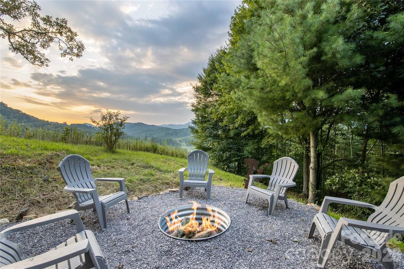 348 Dandelion Ln, Burnsville, NC 28714