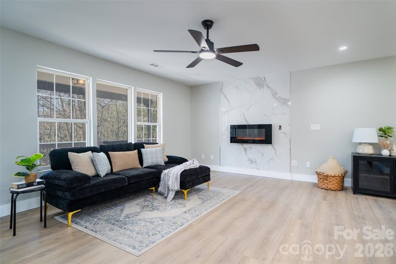11 Twin Lakes Dr, Fletcher, NC 28732