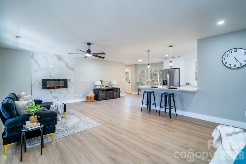 11 Twin Lakes Dr, Fletcher, NC 28732