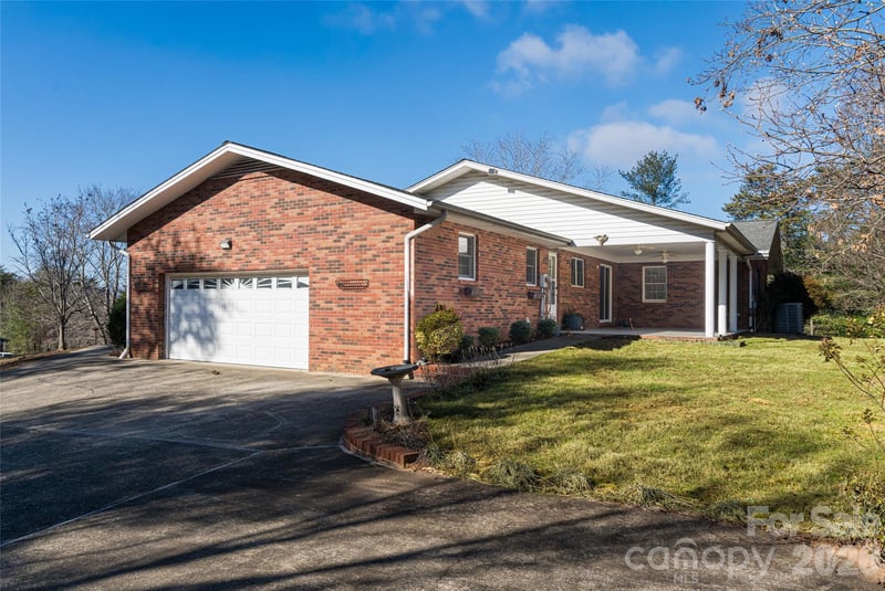 15 Lackey Ln, Asheville, NC 28804