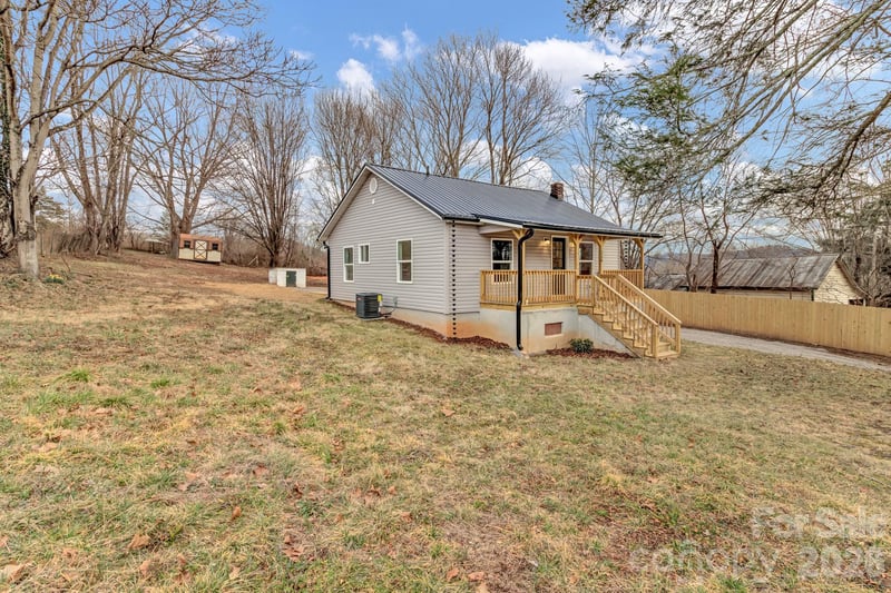 246 Marion St, Marion, NC 28752
