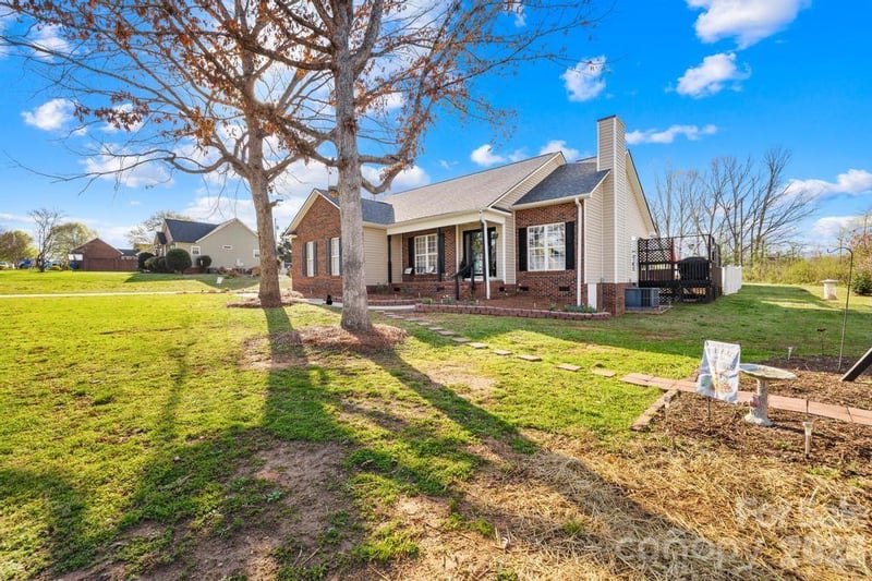 105 Laura Ct, Cherryville, NC 28021