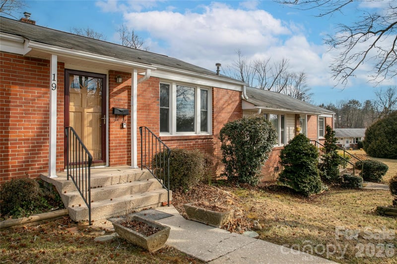 19 Trowbridge Ln, Brevard, NC 28712