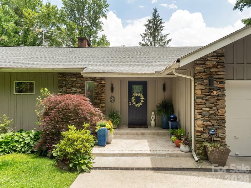 30 Fairway Dr, Etowah, NC 28729