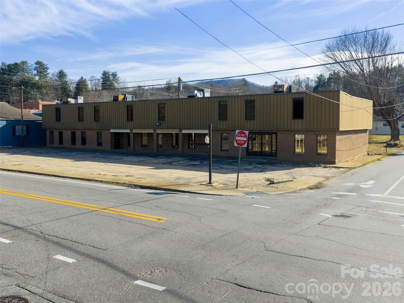 3264 Broad St, Clyde, NC 28721