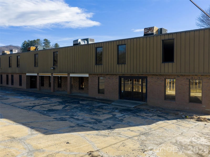 3264 Broad St, Clyde, NC 28721