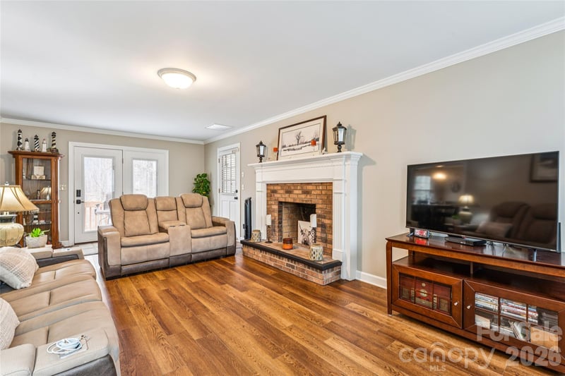 5220 Bridge Pointe Dr, Clemmons, NC 27012