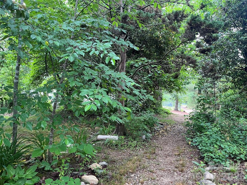 86 R And R Hyder Ln, Hendersonville, NC 28792