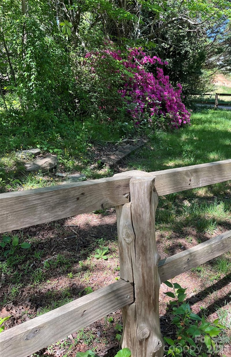 86 R And R Hyder Ln, Hendersonville, NC 28792