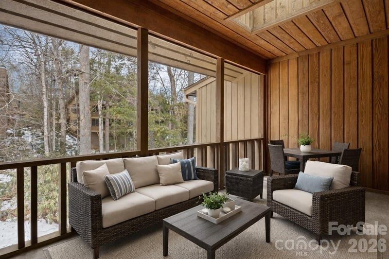 605 Red Oak Dr, Hendersonville, NC 28791