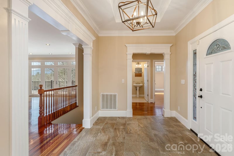 16 Winterberry Dr, Hendersonville, NC 28739