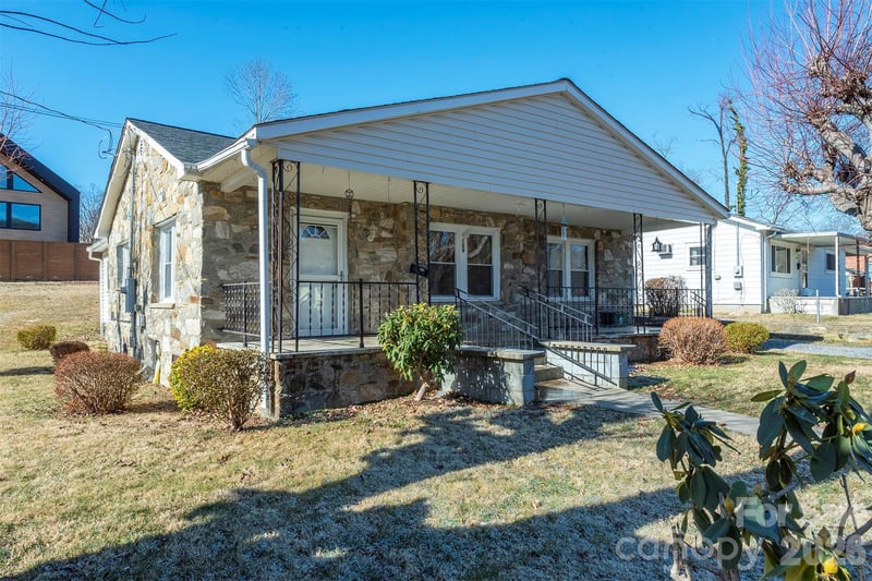 106 Scotland St, Black Mountain, NC 28711