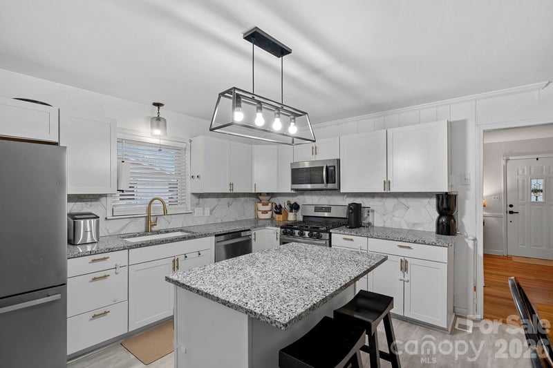 4314 Oak Forest Dr, Charlotte, NC 28215