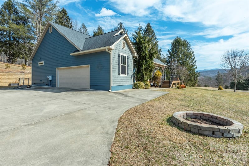 18 Hoye Ln, Candler, NC 28715