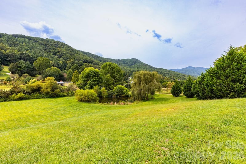 18 Hoye Ln, Candler, NC 28715