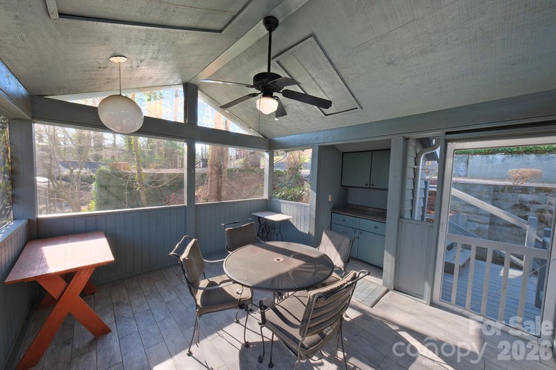 71 Norfolk Ln, Laurel Park, NC 28739