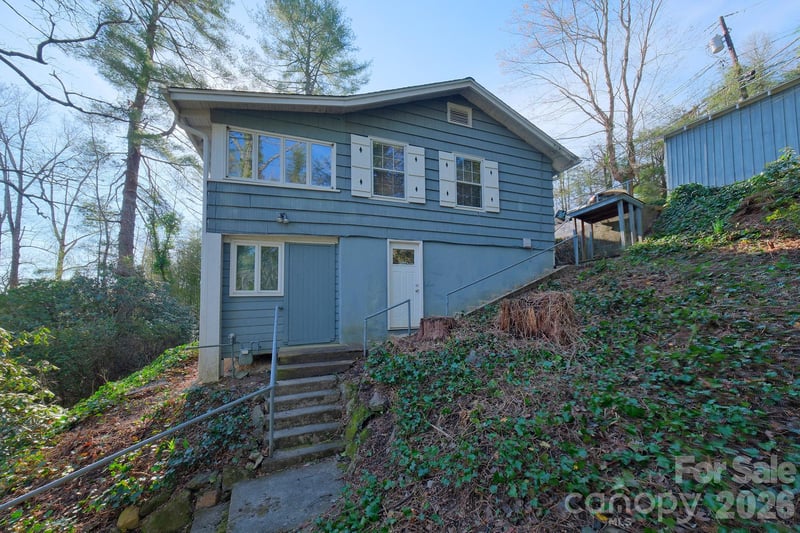 71 Norfolk Ln, Laurel Park, NC 28739