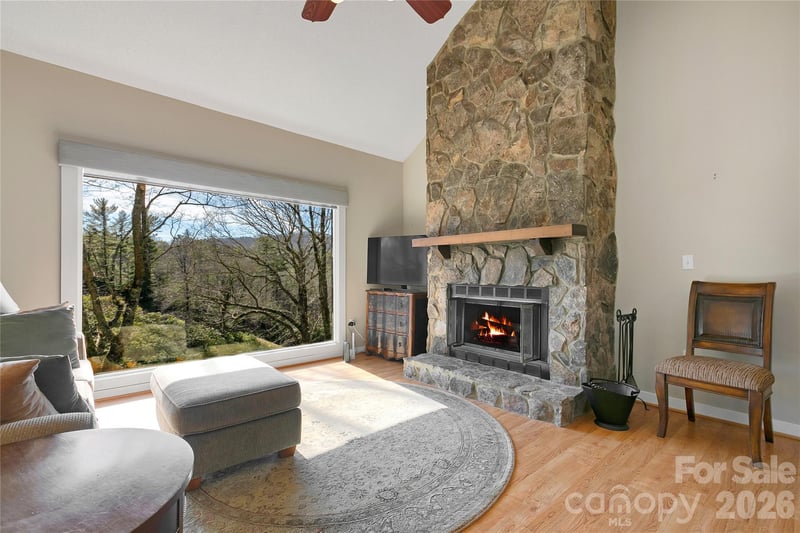 150 Racquet Club Villas Dr, Sapphire, NC 28774