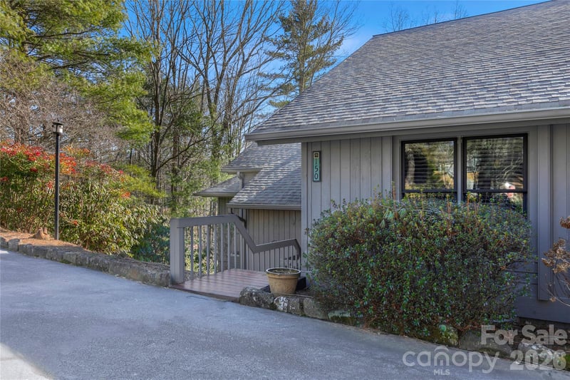 150 Racquet Club Villas Dr, Sapphire, NC 28774