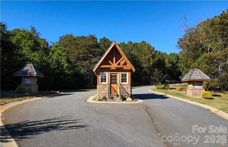 5747 Lake Pointe Dr, Granite Falls, NC 28630